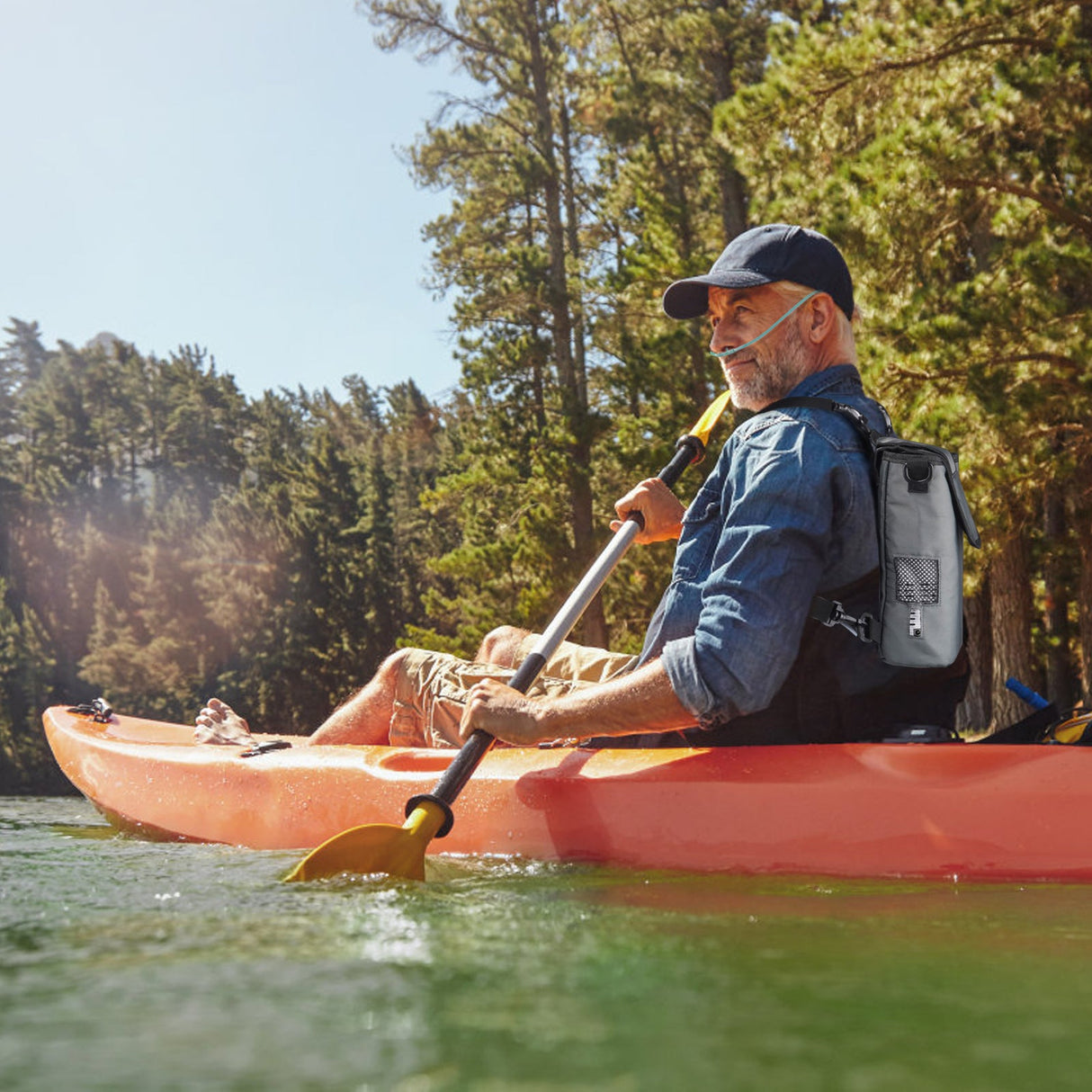 Ältere Person nutzt VARON VP-2 Sauerstoffgerät mobil beim Bootfahren