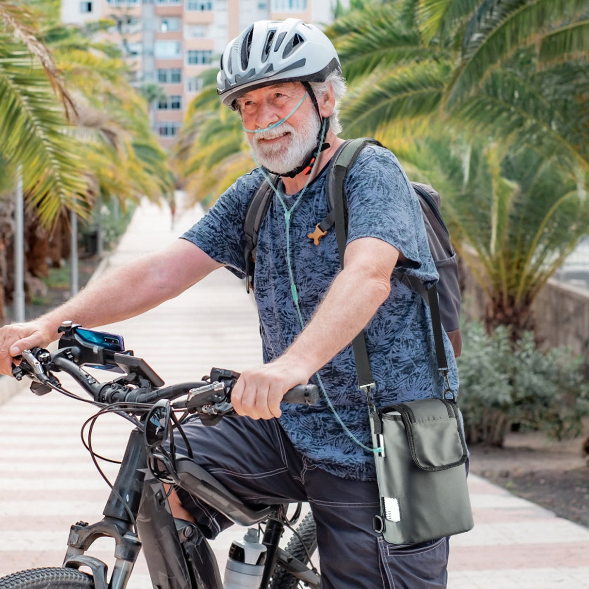 Ältere Person nutzt VARON VP-2 mobiles Sauerstoffgerät beim Radfahren im Freien